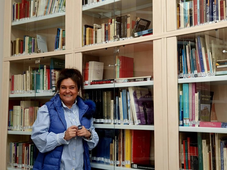 La concejala Esther Vélez en la biblioteca municipal. Foto| Archivo