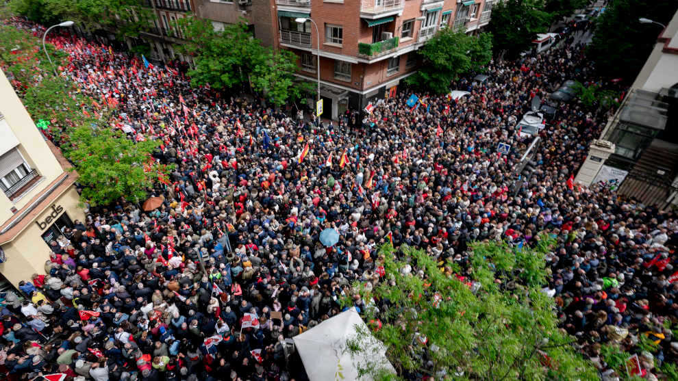 Miles de personas durante la concentración en la calle de Ferraz en apoyo al presidente del Gobierno, Pedro Sánchez