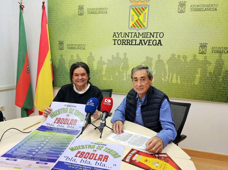 La concejala de Cultura, Esther Vélez, y el presidente de la Asociación Amigos del Teatro Concha Espina, Miguel Ángel Romero