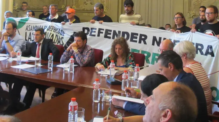 Suspendido el pleno de Torrelavega por las protestas de la Asamblea en Defensa de las Excavadas
