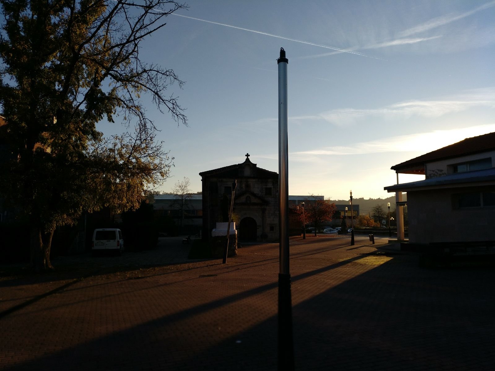 Una de las farolas rotas