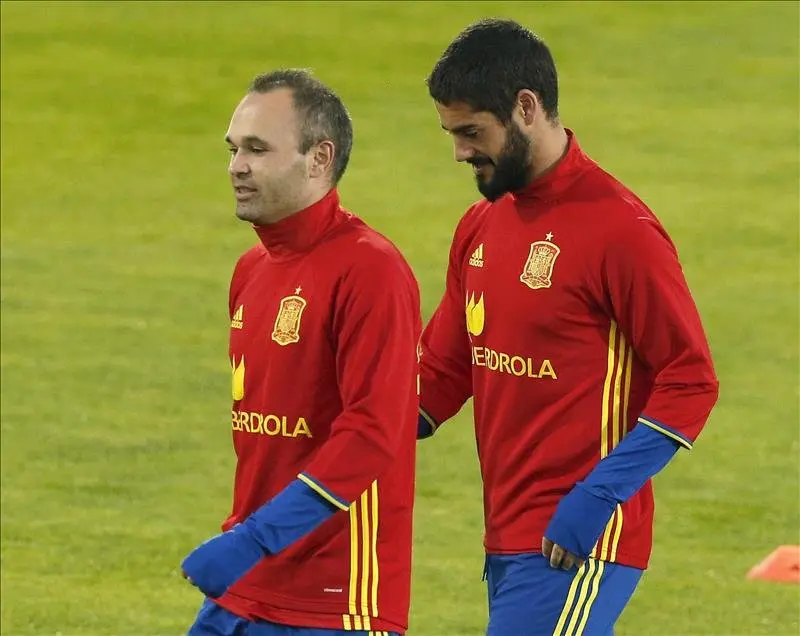 Iniesta entrena con normalidad; Del Bosque insiste en probar con dos puntas