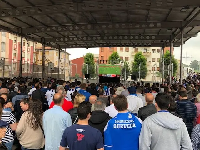 La afici&oacute;n viendo el partido