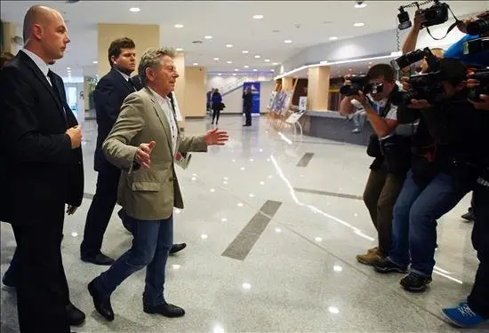 El cineasta Roman Polanski (2i), a su llegada a un encuentro con estudiantes de escuelas cinematogr&aacute;ficas y j&oacute;venes artistas, en el marco de la 38&ordf; edici&oacute;n del Festival de Cine de Polonia. EFE/Archivo