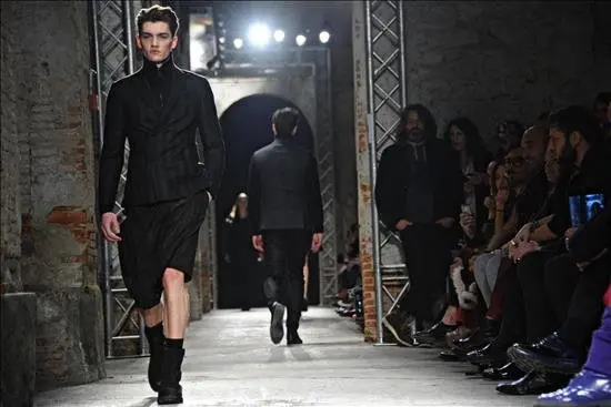 Un modelo presenta una creaci&oacute;n de la firma Messagerie durante la 87 edici&oacute;n de la feria Pitti Immagine Uomo, en la Fortezza da Basso, en Florencia, Italia, hoy, mi&eacute;rcoles 14 de enero de 2015. Este sal&oacute;n internacional de moda masculina cerrar&aacute; sus puertas el pr&oacute;ximo 16 de enero. EFE