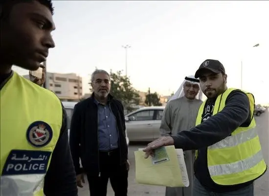 La Polic&iacute;a barein&iacute; detiene al dirigente del partido opositor Al Wefaq, Sayed Yamil Kazem (2d), en el exterior de la sede del citado partido en Manama, Bar&eacute;in, hoy, mi&eacute;rcoles 14 de enero de 2015. EFE