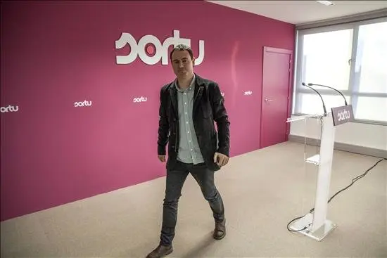 El presidente de Sortu, Hasier Arraiz, tras la rueda de prensa ofrecida hoy en Vitoria para opinar sobre la apertura de diligencias por parte de la Fiscal&iacute;a por su llamamiento a dar "jaque mate" a la Guardia Civil a ra&iacute;z de la operaci&oacute;n policial contra abogados de presos de ETA. EFE