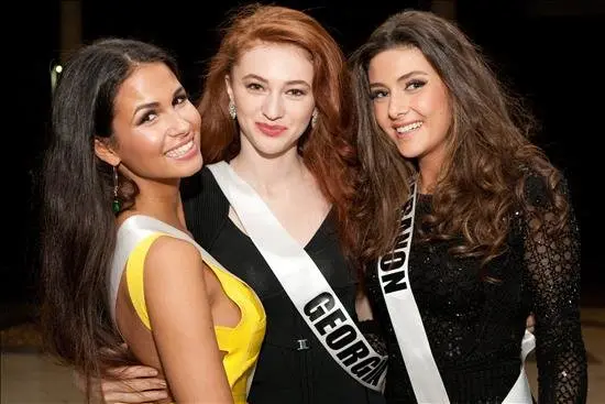 Fotograf&iacute;a cedida por la organizaci&oacute;n Miss Universo en la que se registr&oacute; a las representantes de B&eacute;lgica, Anissa Blondin, de Georgia, Ana Zubashvili (c), y de L&iacute;bano, Saly Greige (d), en Miami, (Florida, EE.UU.). EFE