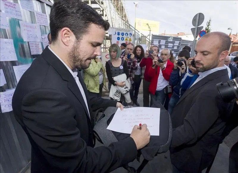 Garz&oacute;n respeta que otros "bailen, canten o salten" pero pide propuestas
