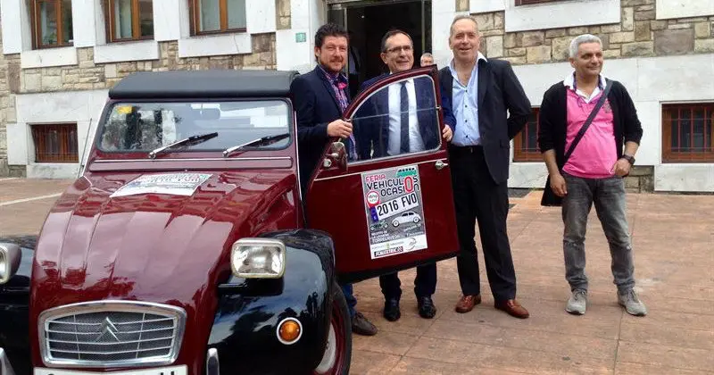 El alcalde de Torrelavega, Jos&eacute; Manuel Cruz Viadero, el concejal de Ferias, Jes&uacute;s S&aacute;nchez, y el organizador, Germ&aacute;n Busqu&eacute;, junto a uno de los patrocinadores, Eduardo Mart&iacute;nez, han presentado este evento adem&aacute;s acoger&aacute; una exposici&oacute;n de veh&iacute;culos cl&aacute;sicos.