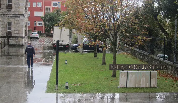 La Audiencia ha sentenciado que la condena del progenitor "lo aparta del entorno familiar y de la comunicaci&oacute;n con la madre, lo que va a imposibilitar el ejercicio compartido de la funci&oacute;n parental adecuado al inter&eacute;s de sus dos hijos".