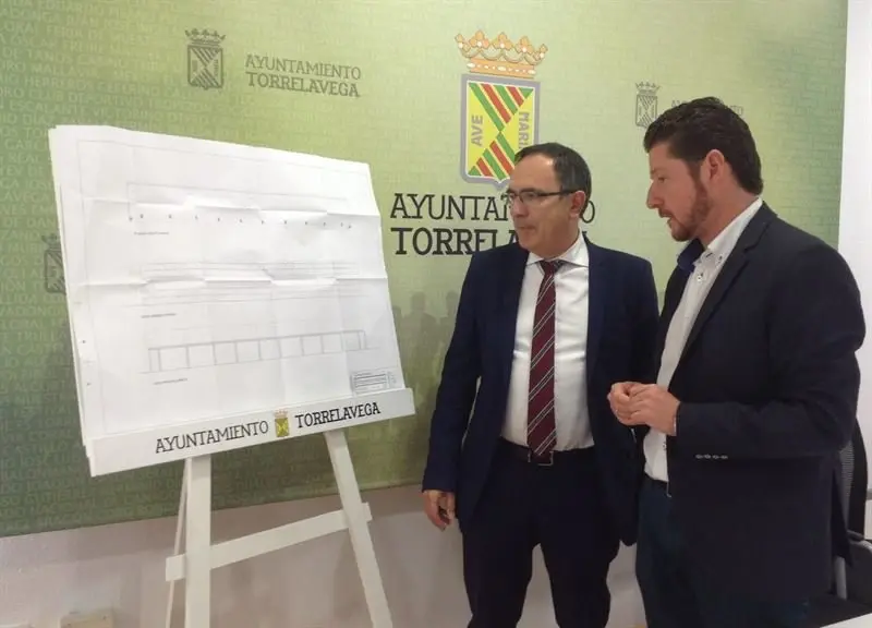 Jos&eacute; Manuel Cruz Viadero, y el concejal de Deportes, Jes&uacute;s S&aacute;nchez, han reconocido que a&uacute;n se est&aacute; redactando el proyecto para habilitar "todos" los servicios del gimnasio