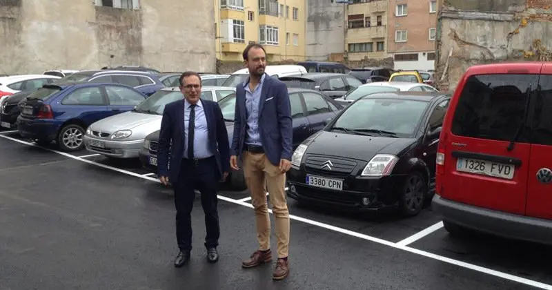 El alcalde de Torrelavega, Jos&eacute; Manuel Cruz Viadero, y el primer teniente de alcalde y concejal de Obras, Javier L&oacute;pez Estrada, se han acercado este viernes al aparcamiento para conocer de primera mano las actuaciones de asfaltado que se han llevado a cabo