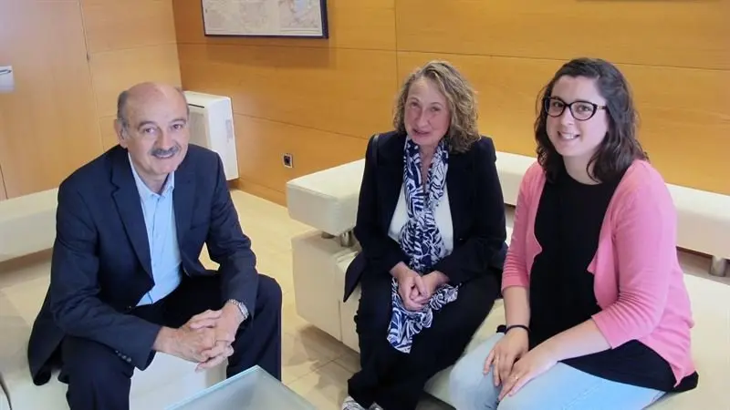 Las ediles regionalistas Elena Pi&ntilde;era y Ainhoa Guti&eacute;rrez, que es la alcaldesa ped&aacute;nea de C&oacute;breces durante su reuni&oacute;n con el consejero, Jos&eacute; Mar&iacute;a Maz&oacute;n