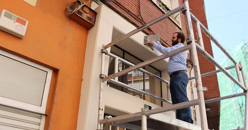 El concejal de Urbanismo, Jos&eacute; Otto Oyarbide, ha procedido este mi&eacute;rcoles a la retirada de la primera placa