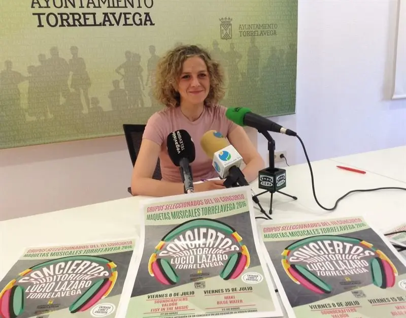 La concejala de Juventud, Patricia Portilla, presentando en rueda de prensa el III Concurso de Maquetas de la ciudad