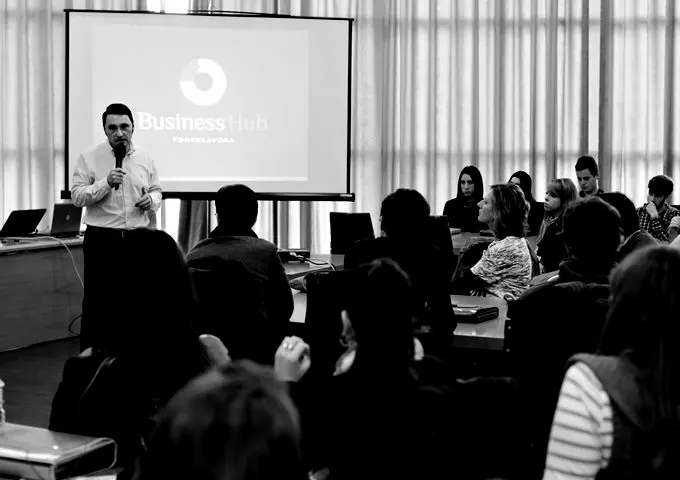 Ignacio Gonz&aacute;lez ofreciendo una conferencia en uno de los "Wake up Torrelavega" celebrados en la ciudad