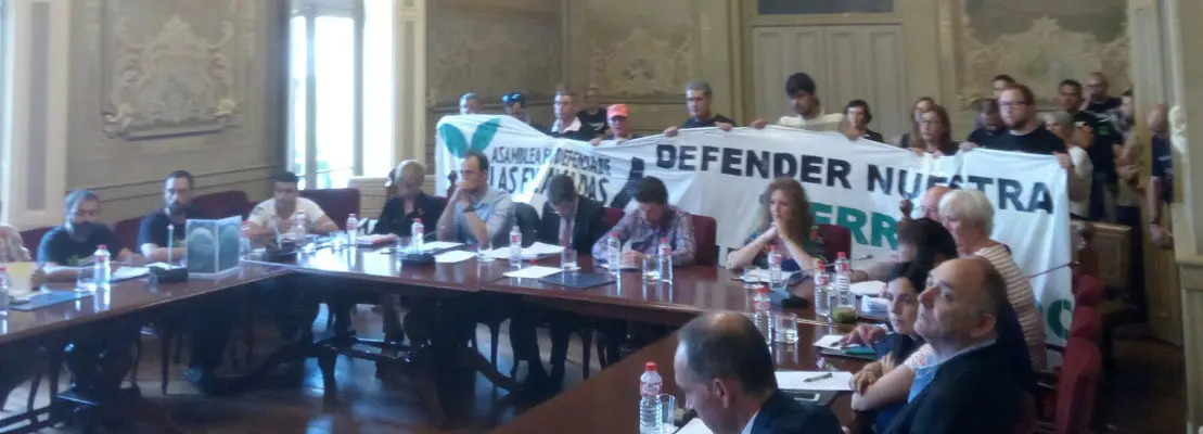 Los manifestantes de Las Excavadas est&aacute;n impidiendo que se desarrolle el pleno de Torrelavega