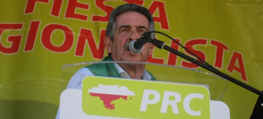 Revilla se dirige a los regionalistas que han acudido a la fiesta del partido celebrada en Noja