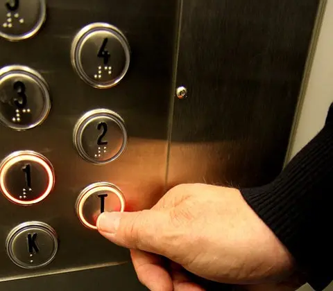 La mujer e qued&oacute; encerrada de forma fortuita en el interior de un ascensor en un inmueble de la calle Ruiz Zorrilla