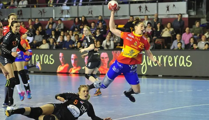La Selecci&oacute;n Espa&ntilde;ola Femenina de Balonmano debutando en uno de sus partidos