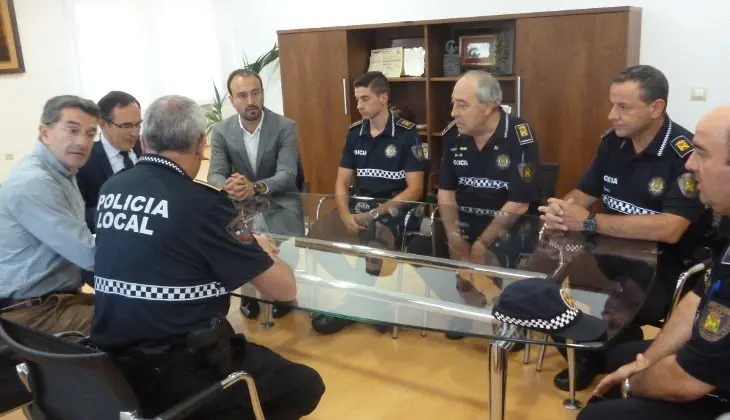 El Equipo de Gobierno felicitando a los 6 agentes que colaboraron en la operaci&oacute;n "Skull"