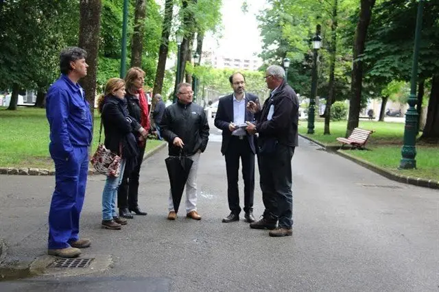 Empleados de SERCA Torrelavega junto al Concejal de Medio Ambiente y Salud p&uacute;blica