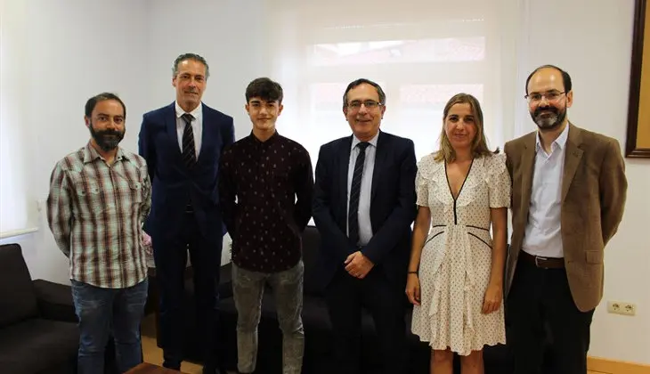 Cruz Viadero, junto a Juncal Herreros y a algunos miembros de la corporaci&oacute;n municipal en el recibimiento de Mario Garc&iacute;a Calva en el Ayuntamiento