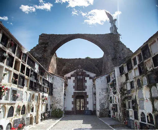 El cementerio de Comillas, con la escultura del &Aacute;ngel Exterminador en lo alto. Fuente: nosvamos.es