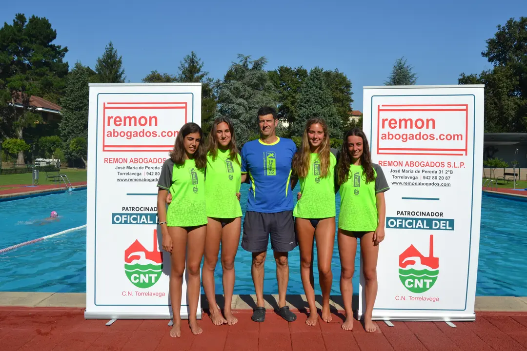 El equipo de relevo del CN Torrelavega junta a su  entrenador Bermardo bustillo en las instalaciones del C&Atilde;&shy;rculo de  Recreo.