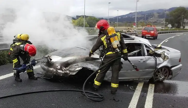 A su llegada los bomberos han extinguido las llamas y, junto a efectivos de carreteras, han realizado labores de limpieza de la v&iacute;a