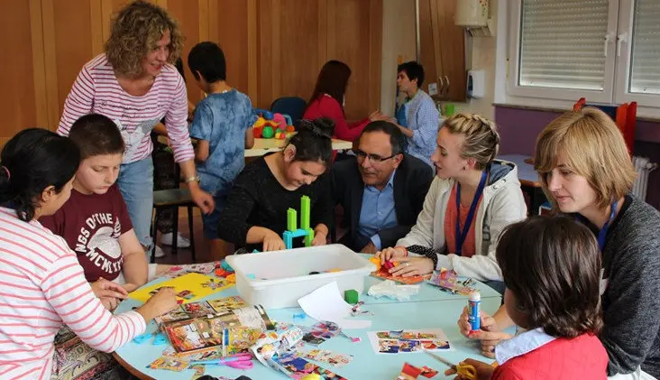 El alcalde y la concejala han visitado a los nueve alumnos que participan durante esta quincena en el programa, que se desarrolla los meses de julio y agosto en el Centro de Educaci&oacute;n Especial Fernando Arce.