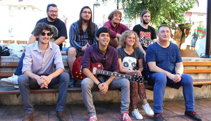 Los grupos 'Soundcrafters' y 'Vald&ucirc;r' junto a la concejala de Festejos, Patricia Portilla, y Carlos Revuelta, director de Radio Studio y miembro del jurado