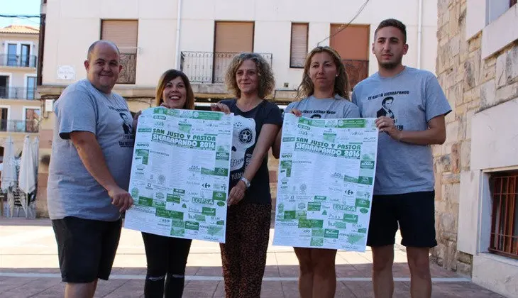 La concejala de Festejos Patricia Portilla junto a algunos miembros de la comisi&oacute;n de fiestas de Sierrapando