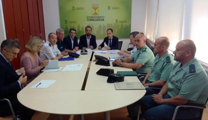 El delegado del Gobierno de Cantabria, Samuel Ruiz, junto al primer teniente alcalde de Torrelavega, Javier L&oacute;pez Estrada, el concejal de Seguridad Pedro P&eacute;rez Noriega y los responsables de la Polic&iacute;a Local, Polic&iacute;a Nacional y Guardia Civil.