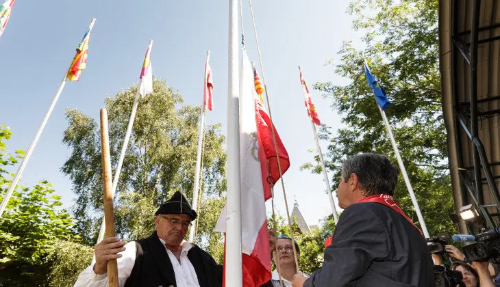 El D&iacute;a de Cantabria celebra este a&ntilde;o su 50 aniversario, y por primera vez han participado en &eacute;l representantes de las 21 casas de Cantabria que han izado las banderas de sus respectivas Comunidades Aut&oacute;nomas.

Como es tradici&oacute;n, Miguel &Aacute;ngel Revilla ha izado la bandera de Cantabria mientras sonaba el himno de la Comunidad Aut&oacute;noma interpretado por la banda de gaitas &lsquo;La Monta&ntilde;a&rsquo;. El acto ha concluido con el izado de la bandera de Espa&ntilde;a a cargo del delegado de Gobierno, Samuel Ruiz.

La cultura con may&uacute;sculas, compatible con las nuevas modas
Identidad regional

El presidente ha iniciado su intervenci&oacute;n elogiando la labor de las Casas de Cantabria, &ldquo;embajadores de esta tierra&rdquo;, y ha defendido el mantenimiento de las tradiciones, la cultura y las ra&iacute;ces de los pueblos, &ldquo;la cultura con may&uacute;sculas, compatible con las nuevas modas&rdquo;, ha se&ntilde;alado.

 &ldquo;Dentro de 200 a&ntilde;os habr&aacute; un D&iacute;a de Cantabria porque el nombre es para toda la vida, es irreversible, es otra de las grandes cosas que hemos conseguido en los &uacute;ltimos 40 a&ntilde;os, recuperar el nombre Cantabria, un nombre glorioso, sonoro y m&aacute;gico&rdquo;, ha afirmado el presidente quien se ha sentido orgulloso de la &ldquo;maravillosa dualidad de esta Comunidad Aut&oacute;noma que se siente orgullosa de ser c&aacute;ntabra y espa&ntilde;ola&rdquo;