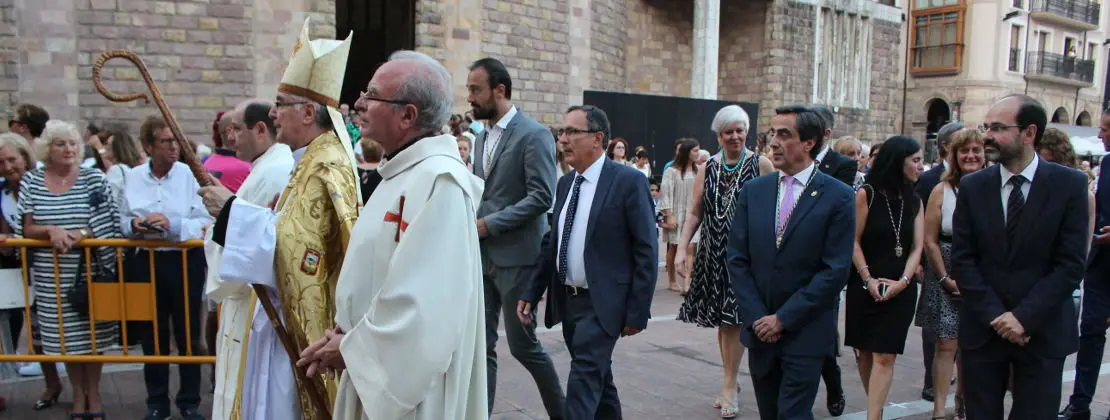 El equipo de gobierno y los portavoces de los diferentes partidos pol&iacute;ticos de la ciudad durante la procesi&oacute;n