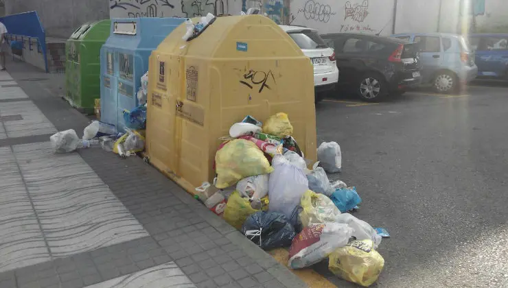 Los contenedores amarillos de Suances presentan este aspecto a media tarde
