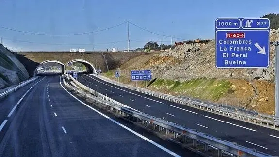 Autov&iacute;a A8, salida La Franca en Asturias