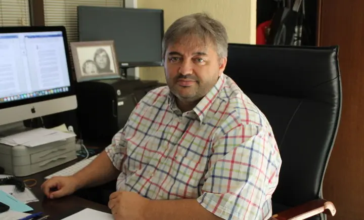 El Presidente de la Federaci&oacute;n C&aacute;ntabra de F&uacute;tbol en su despacho