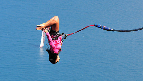 Practicante de puenting en pleno salto