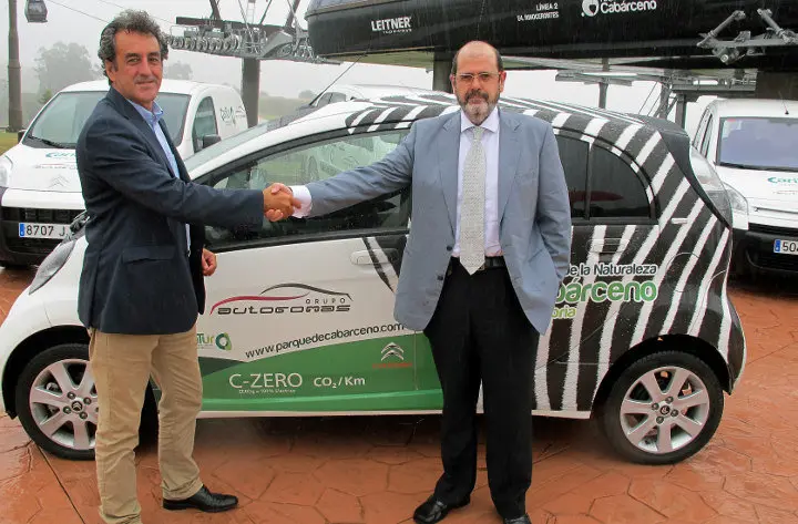 El consejero, Francisco Mart&iacute;n, junto a Jos&eacute; Emilio Criado, gerente del grupo Auto Gomas