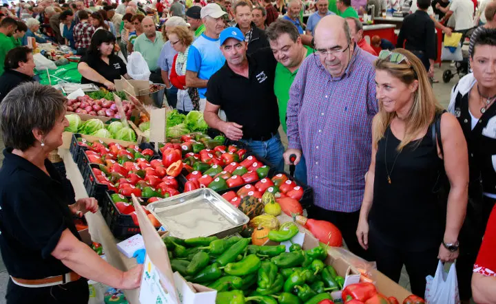 Recorrido de autoridades por los stands de la pasada edici&oacute;n