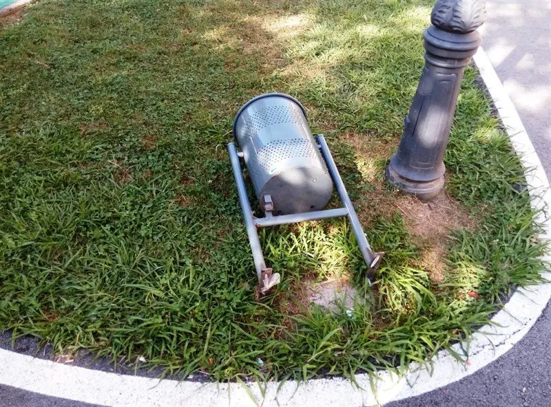 Pi&eacute;lagos-rotura mobiliario urbano