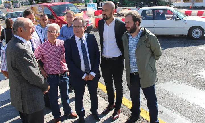 Visita de autoridades a las obras de la rotonda de Barreda