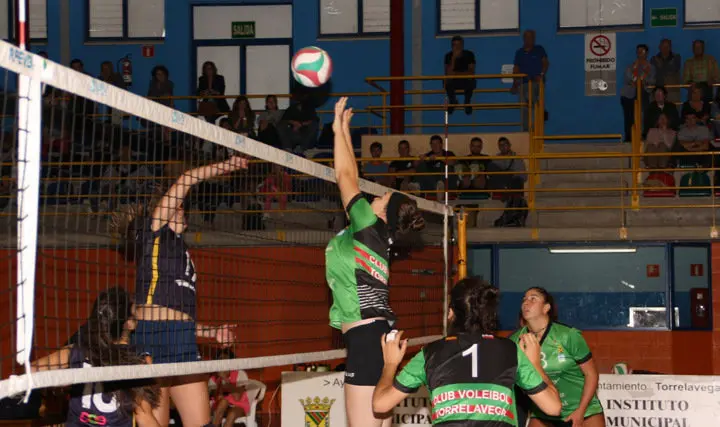 Intento de bloqueo por parte de una jugadora del CVTorrelavega