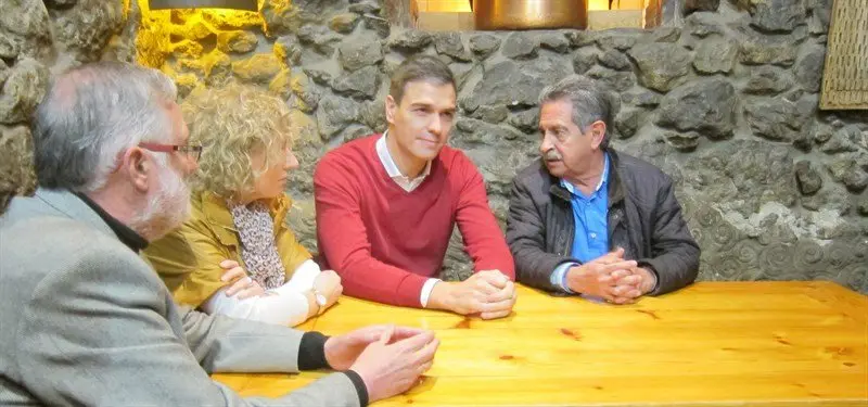 Pedro S&aacute;nchez junto a Miguel &Aacute;ngel Revilla durante la campa&ntilde;a electoral