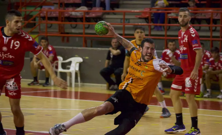 El jugador Marcos Dorado con el brazo armado para lanzar a porter&iacute;a rival