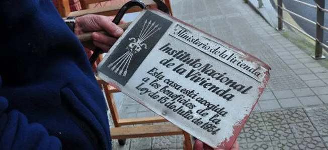 Placa franquista de las viviendas
