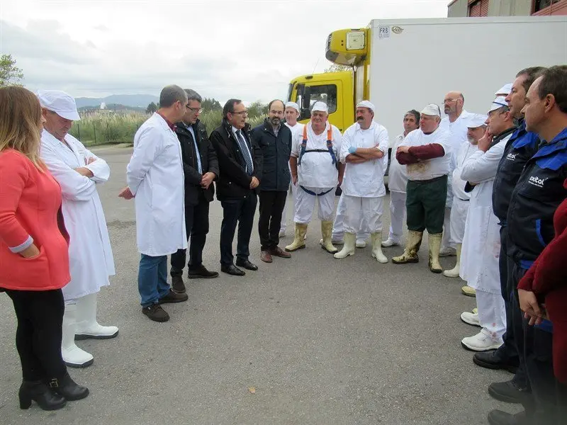 El alcalde y los trabajadores del matadero